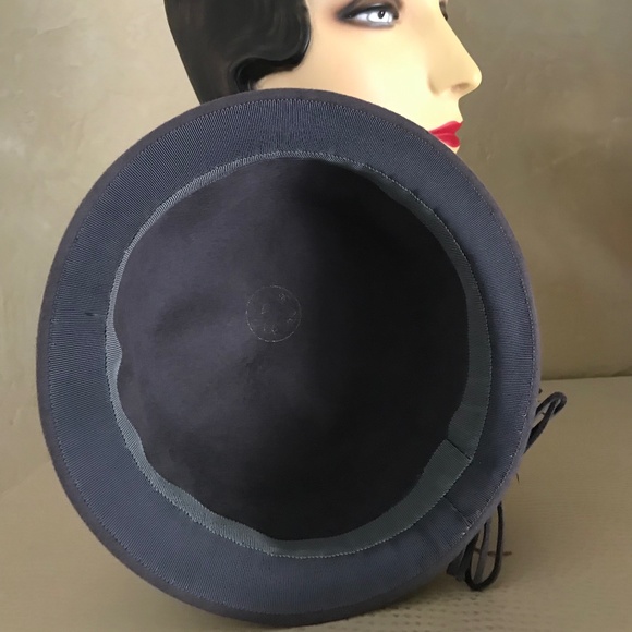 UNIQUE 1940s GRAY FELT BOATER HAT WITH BURGUNDY FEATHER main image 14